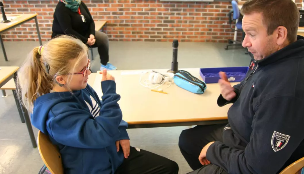 Hannah (12) er flerspråklig: Hun har tegnspråk som førstespråk, og norsk som andrespråk. Fungerer Hannahs hjerne annerledes enn vår – ettersom hun må forholde seg til et mer visuelt språk? (Foto: Statped)
