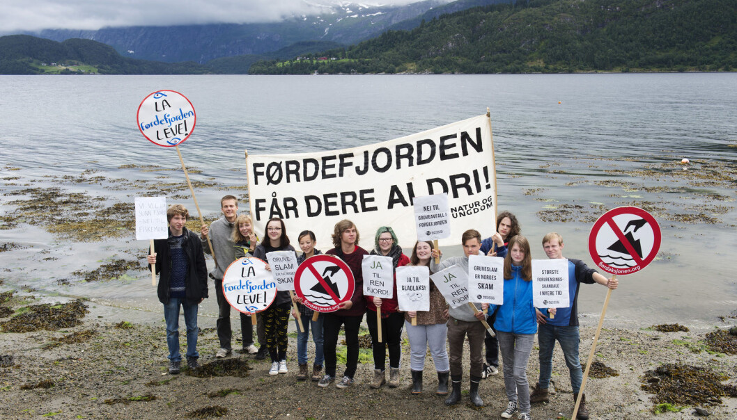 I 2015 ga Klima- og miljødepartementet utslippstillatelse til sjødeponi for gruveavfall i Førdefjorden. Her demonstrerer Natur og Ungdom mot avgjørelsen. Rettsforsker Nicolai Winge mener at vi bør kreve positiv lovhjemmel slik at politikerne ikke kan godkjenne sjødeponi uten eksplisitt hjemmel i lovverket. (Foto: Marit Hommedal / NTB scanpix) I 2015 ga Klima- og miljødepartementet utslippstillatelse til sjødeponi for gruveavfall i Førdefjorden. Her demonstrerer Natur og Ungdom mot avgjørelsen. Rettsforsker Nicolai Winge mener at vi bør kreve positiv lovhjemmel slik at politikerne ikke kan godkjenne sjødeponi uten eksplisitt hjemmel i lovverket. (Foto: Marit Hommedal / NTB scanpix)
