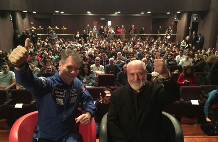 Den italienske romfareren Paolo Nespoli (t.v.) skal samarbeide med den italienske kunstneren Michelangelo Pistoletto og rominteresserte over hele verden om å lage kunst fra rommet. (Foto: ESA) Den italienske romfareren Paolo Nespoli (t.v.) skal samarbeide med den italienske kunstneren Michelangelo Pistoletto og rominteresserte over hele verden om å lage kunst fra rommet. (Foto: ESA)