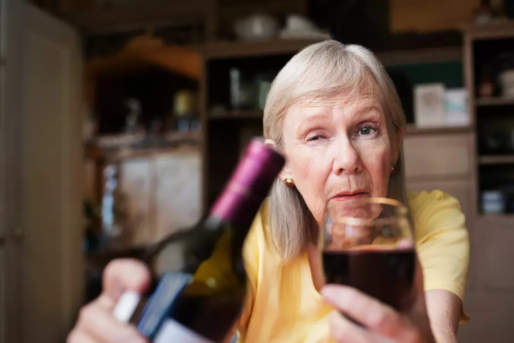 Spesielt blant eldre kvinner ser svenske forskere en sterk økning i alkoholbruken. Siden 1970-tallet er andelen eldre kvinner med risikabelt alkoholforbruk økt fra 1 prosent til 10 prosent. (Illustrasjonsfoto: CREATISTA / Shutterstock / NTB scanpix)