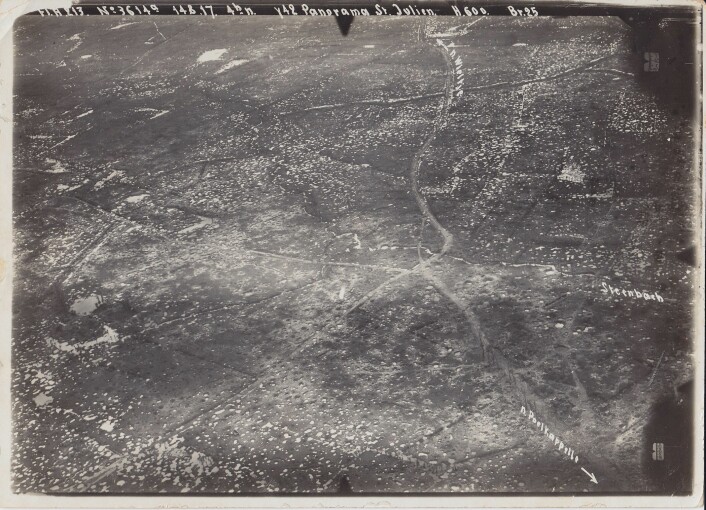 Det utbombede landskapet rundt Ypres i 1917, fra tiden rundt det tredje slaget ved Ypres. Alle hullene er granatkrater. (Foto: Collection In Flanders Fields Museum Ypres')