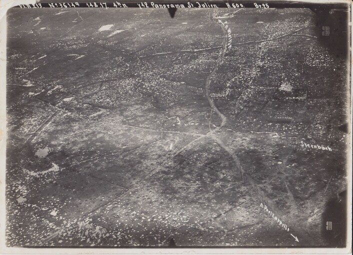 Det utbombede landskapet rundt Ypres i 1917, fra tiden rundt det tredje slaget ved Ypres. Alle hullene er granatkrater. (Foto: Collection In Flanders Fields Museum Ypres') Det utbombede landskapet rundt Ypres i 1917, fra tiden rundt det tredje slaget ved Ypres. Alle hullene er granatkrater. (Foto: Collection In Flanders Fields Museum Ypres')