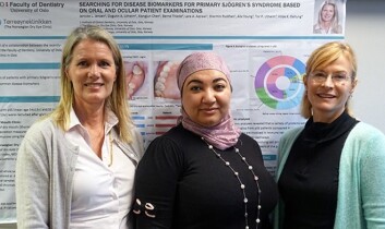 Janicke Liaaen Jensen (f.v.), Lara A. Aqrawi og Hilde Kanli Galtung er hovedforfatterne bak studien om munntørrhet. (Foto: Hilde Zwaig Kolstad, OD/UiO) Janicke Liaaen Jensen (f.v.), Lara A. Aqrawi og Hilde Kanli Galtung er hovedforfatterne bak studien om munntørrhet. (Foto: Hilde Zwaig Kolstad, OD/UiO)
