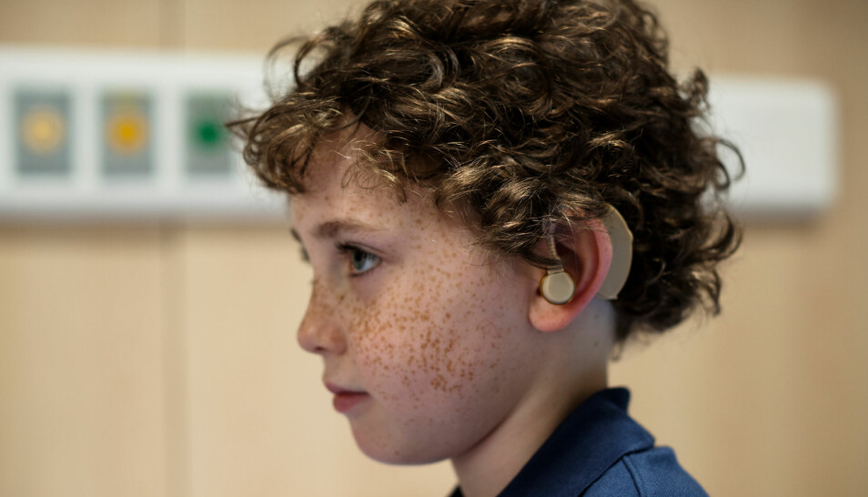 – Vi vet at barn som er døve eller har sterk hørselsnedsetting har økt risiko for tale- og språkvansker, forteller forsker. (Illustrasjonsfoto: Rawpixel.com / Shutterstock / NTB scanpix)