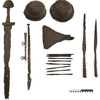 Våpnene som ble funnet i graven. Her er det blant annet sverd, skjold og 25 piler. (Bilde: Christer Åhlin, Swedish History Museum/Antiquity 2019) Våpnene som ble funnet i graven. Her er det blant annet sverd, skjold og 25 piler. (Bilde: Christer Åhlin, Swedish History Museum/Antiquity 2019)