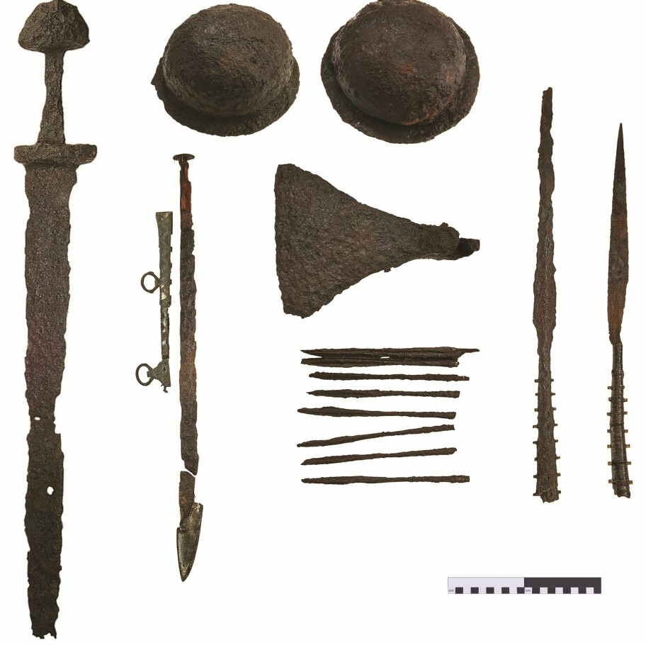 Våpnene som ble funnet i graven. Her er det blant annet sverd, skjold og 25 piler. (Bilde: Christer Åhlin, Swedish History Museum/Antiquity 2019)