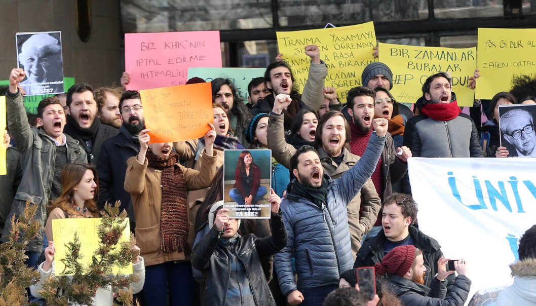 Studenter og akademikere ved Universitetet i Ankara i Tyrkia protesterte da flere innenfor akademia ble avskjediget fordi de ble anklaget for å være tilknyttet det mislykkede kuppforsøket i 2016. (Foto: Adem Altan/AFP Photo/NTB Scanpix) Studenter og akademikere ved Universitetet i Ankara i Tyrkia protesterte da flere innenfor akademia ble avskjediget fordi de ble anklaget for å være tilknyttet det mislykkede kuppforsøket i 2016. (Foto: Adem Altan/AFP Photo/NTB Scanpix)
