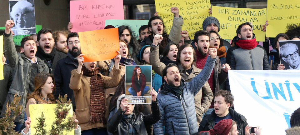 Studenter og akademikere ved Universitetet i Ankara i Tyrkia protesterte da flere innenfor akademia ble avskjediget fordi de ble anklaget for å være tilknyttet det mislykkede kuppforsøket i 2016. (Foto: Adem Altan/AFP Photo/NTB Scanpix)