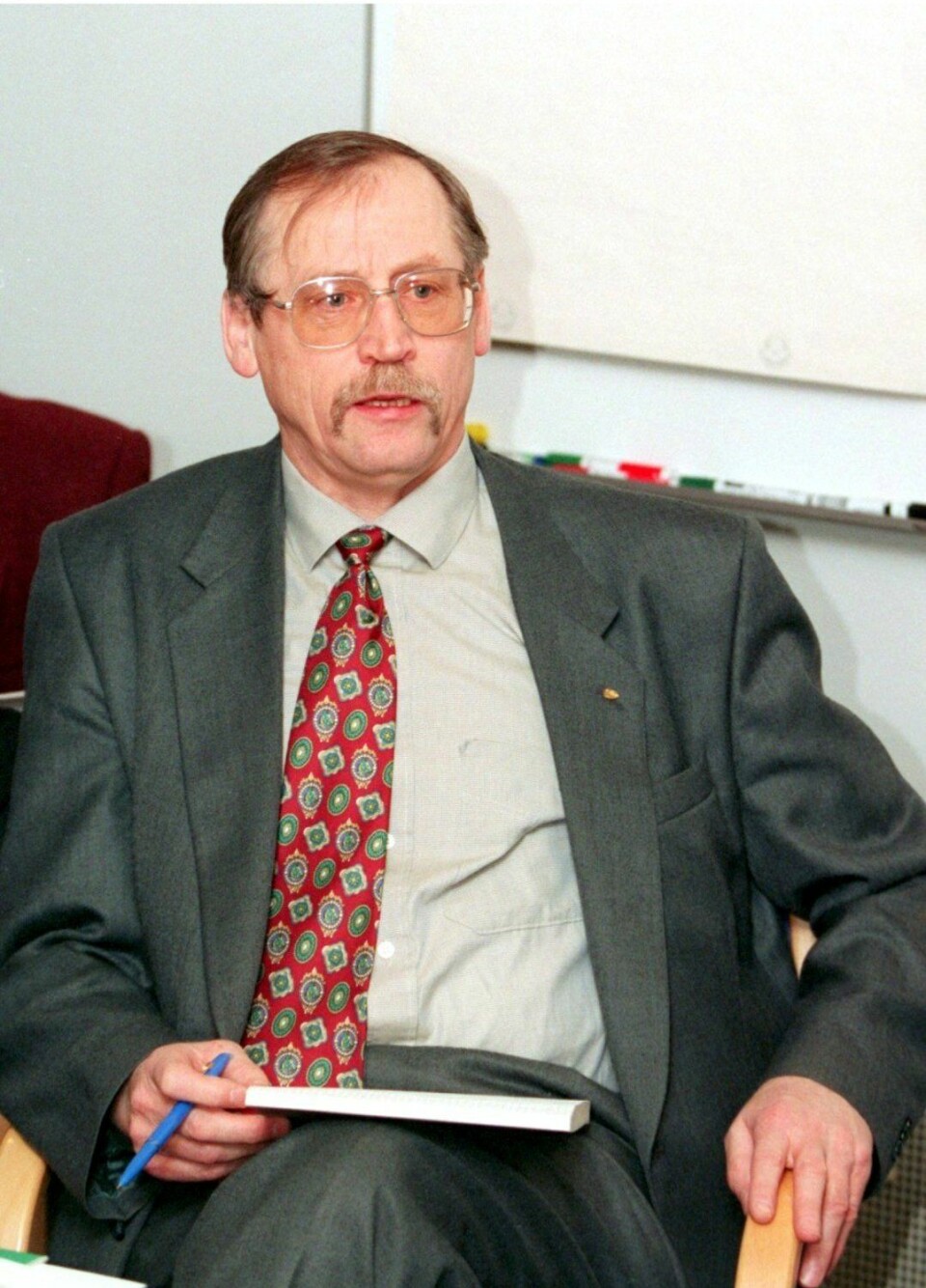Tormod Hermansen var konsernsjef i Telenor. Her presenterer han årsresultatet i 1995. (Foto: NTB scanpix)