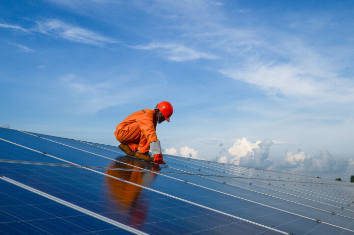 I stedet for solceller på private hjem bør de etableres på tak som er over 500 kvadratmeter store, konkluderer en rekke forskere i en rapport. (Foto: Sonpichit Salangsing / Shutterstock / NTB scanpix) I stedet for solceller på private hjem bør de etableres på tak som er over 500 kvadratmeter store, konkluderer en rekke forskere i en rapport. (Foto: Sonpichit Salangsing / Shutterstock / NTB scanpix)