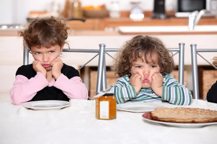 Det er bra for barn å spise frokost sammen med familien, men det er ikke alltid like lett å få til. (Foto: Colourbox)