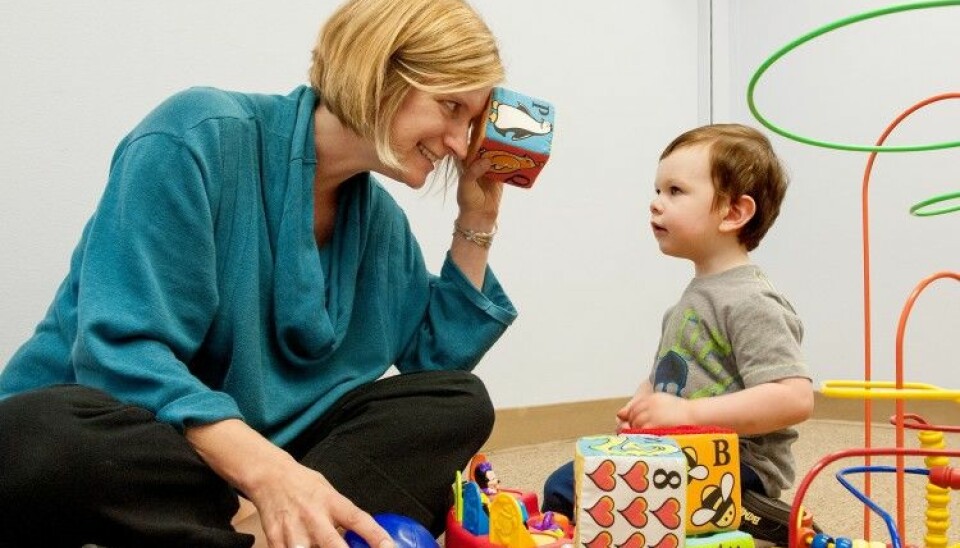 Annette Estes, en av forskerne bak den nye studien, leker med en toåring ved University of Washington Autism Center. (Foto: Kathryn Sauber)