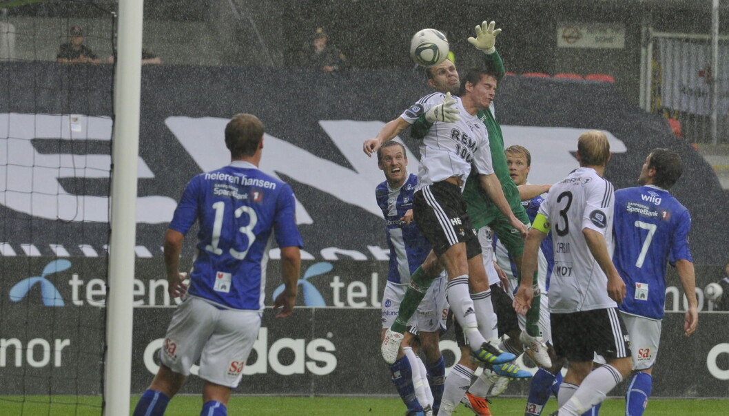 Her møtes Rosenborg og Sarpsborg 08 til kamp i Tippeligaen i 2011. Men det finnes utallige ting å ta hensyn til når kampoppsettet for Tippeligaen skal settes sammen. Derfor har Norsk Fotballforbund gitt oppdraget til forskere fra SINTEF. (Foto: Foto: Ned Alley / NTB Scanpix) Her møtes Rosenborg og Sarpsborg 08 til kamp i Tippeligaen i 2011. Men det finnes utallige ting å ta hensyn til når kampoppsettet for Tippeligaen skal settes sammen. Derfor har Norsk Fotballforbund gitt oppdraget til forskere fra SINTEF. (Foto: Foto: Ned Alley / NTB Scanpix)