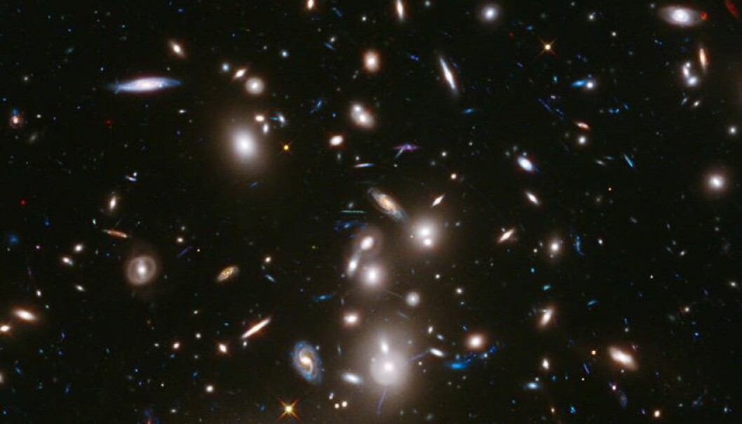 Rom-teleskopet Hubble har tatt dette bildet. Det viser galakser enormt langt unna. De svakeste ser du slik de så ut for mer enn 12 milliarder år siden, ikke lenge etter universets fødsel. (Bilde: NASA/ESA)