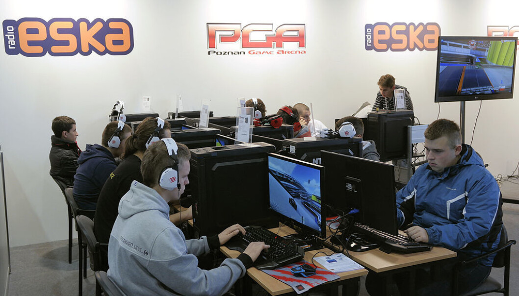 Opp mot 150 millioner mennesker fra hele verden ser på E-sport. De følger med på Twitch og andre streamingtjenester, der de kan se gamerne i ulike turneringer. (Foto: Wikimediacommons / Klapi / CC BY-SA 4.0) Opp mot 150 millioner mennesker fra hele verden ser på E-sport. De følger med på Twitch og andre streamingtjenester, der de kan se gamerne i ulike turneringer. (Foto: Wikimediacommons / Klapi / CC BY-SA 4.0)
