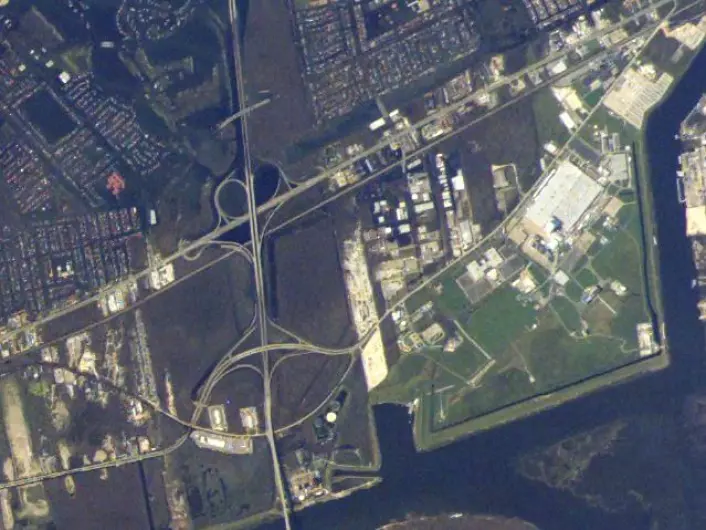 Michoud Assemby Facility var også under orkanen Katrina truet av naturødeleggelse, men unngikk det såvidt. Michoud er nederst til venstre i dette bildet fra Den internasjonale romstasjonen, mens de mørkere områdene er oversvømmet. (Foto: NASA)