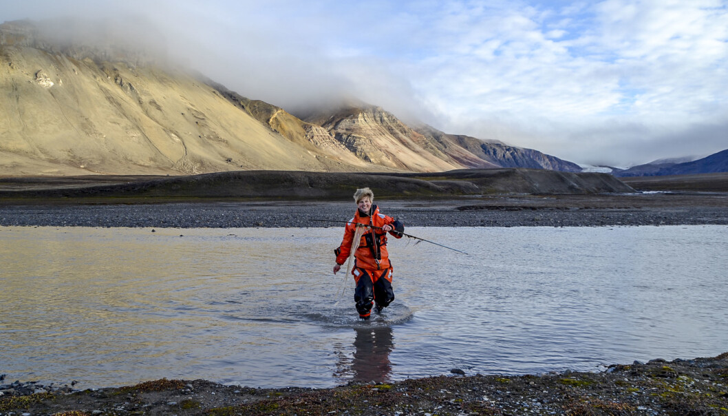 Forskar Pernilla Carlsson ved NIVA går i land frå Ebbaelva ved Petuniabukta, Svalbard, med ein prøvetakar for miljøgifter i handa. (Foto: Sverre Johansen) Forskar Pernilla Carlsson ved NIVA går i land frå Ebbaelva ved Petuniabukta, Svalbard, med ein prøvetakar for miljøgifter i handa. (Foto: Sverre Johansen)