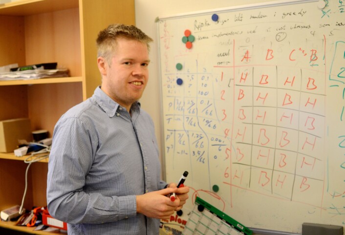 Lukas Bach tegner og forklarer hvordan du kan regne deg fram til alle mulige kamp-kombinasjoner. (Foto: Lisbet Jære) Lukas Bach tegner og forklarer hvordan du kan regne deg fram til alle mulige kamp-kombinasjoner. (Foto: Lisbet Jære)