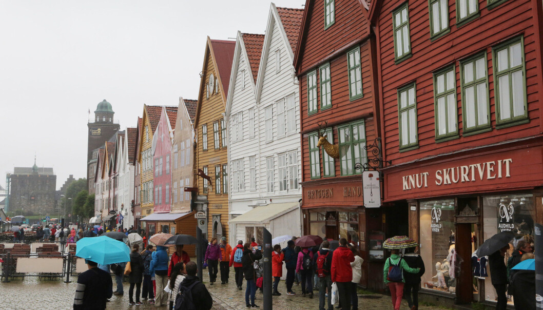 Folk har taklet regnet ved Bryggen i Bergen på ulikt vis, både i vår tid og i middelalderen. ( Foto: Erik Johansen / NTB scanpix) Folk har taklet regnet ved Bryggen i Bergen på ulikt vis, både i vår tid og i middelalderen. ( Foto: Erik Johansen / NTB scanpix)