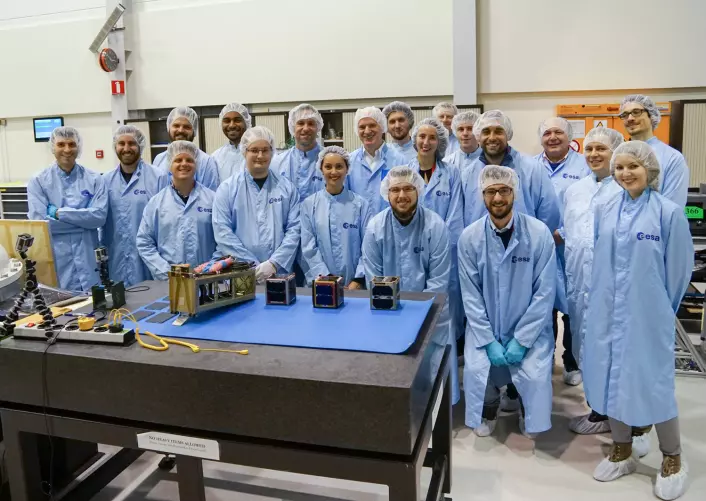 Studentgruppene i Fly Your Satellite som bygget sin egen Cube-satellitt og fikk den skutt opp i bane i 2016. (Foto: ESA)