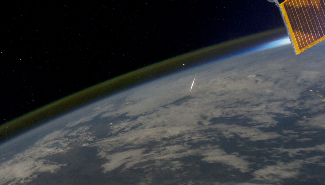 Natthimmellys vises som en tynn stripe over jordskorpen og midt i bildet en meteor som brenner opp idet den treffer atmosfæren. Bildet er tatt fra den internasjonale romstasjonen (ISS) over Irkutsk, Sibir, 13. august 2011. (Foto: NASA Earth Observatory) Natthimmellys vises som en tynn stripe over jordskorpen og midt i bildet en meteor som brenner opp idet den treffer atmosfæren. Bildet er tatt fra den internasjonale romstasjonen (ISS) over Irkutsk, Sibir, 13. august 2011. (Foto: NASA Earth Observatory)