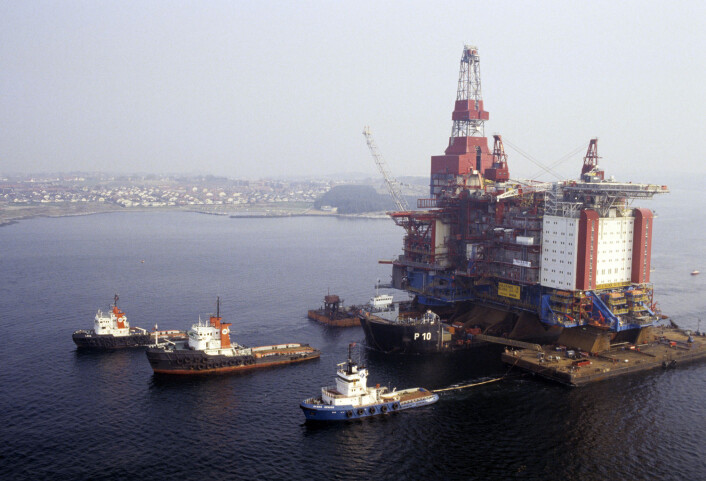 Gullfaks B slepes fra Stavanger til Gullfaksfeltet i 1987. (Foto: Hugo Bergsaker / VG / NTB scanpix) Gullfaks B slepes fra Stavanger til Gullfaksfeltet i 1987. (Foto: Hugo Bergsaker / VG / NTB scanpix)