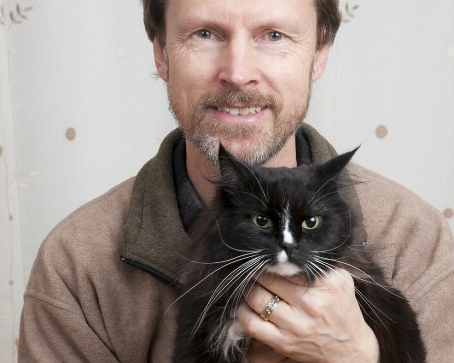 Bjarne Braastad med katt (Foto: Bente Geving/NMBU)