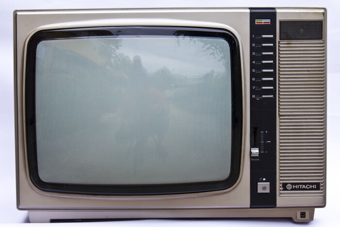 Ja, det er en TV. En gammel og lite hundevennlig TV. (Foto: Colourbox) Ja, det er en TV. En gammel og lite hundevennlig TV. (Foto: Colourbox)