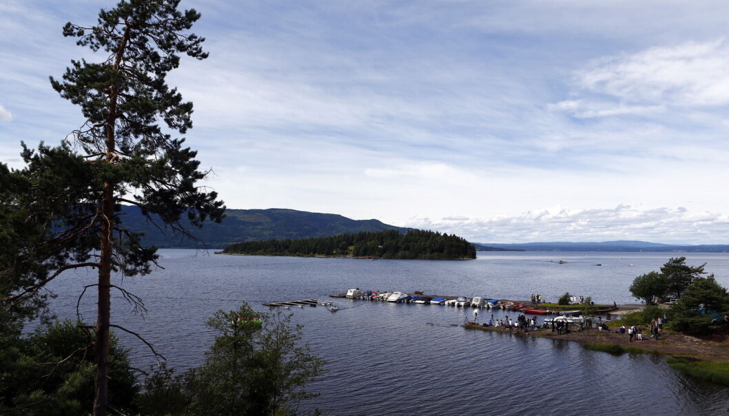 - Utøyakaia ligger ved fylkesvei 155, ca. 500 meter sør for Utvika Camping. Fra kaia er det ca. 600 meter over til brygga på Utøya, skriver kronikkforfatterne. (Foto: Heiko Junge / NTB scanpix) - Utøyakaia ligger ved fylkesvei 155, ca. 500 meter sør for Utvika Camping. Fra kaia er det ca. 600 meter over til brygga på Utøya, skriver kronikkforfatterne. (Foto: Heiko Junge / NTB scanpix)