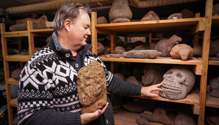 Kurator ved Kon-Tiki museet, Reidar Solsvik, foran en rekke gjenstander, deriblant steinfigurer og økser, som Thor Heyerdahl tok med seg fra Påskeøya og hjem til Norge. Mange av gjenstandene kjøpte og fikk Heyerdahl av lokale, og flere av dem er trolig «falske» etterligninger av eldre produkter. (Foto: Heiko Junge / NTB scanpix) Kurator ved Kon-Tiki museet, Reidar Solsvik, foran en rekke gjenstander, deriblant steinfigurer og økser, som Thor Heyerdahl tok med seg fra Påskeøya og hjem til Norge. Mange av gjenstandene kjøpte og fikk Heyerdahl av lokale, og flere av dem er trolig «falske» etterligninger av eldre produkter. (Foto: Heiko Junge / NTB scanpix)