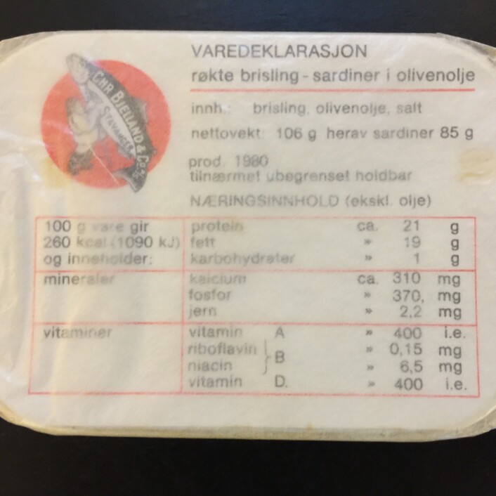 Tidligere sto det "Tilnærmet ubegrenset holdbar" på sardineskene, det er nok nærmere sannheten enn 5 år. Foto: MUST/ Norsk hermetikkmuseum Tidligere sto det "Tilnærmet ubegrenset holdbar" på sardineskene, det er nok nærmere sannheten enn 5 år. Foto: MUST/ Norsk hermetikkmuseum