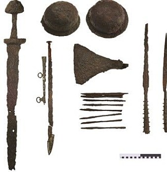 Her er noen av tingene som lå i graven. Sverd, skjold og 25 piler. (Bilde: Christer Åhlin, Swedish History Museum/Antiquity 2019) Her er noen av tingene som lå i graven. Sverd, skjold og 25 piler. (Bilde: Christer Åhlin, Swedish History Museum/Antiquity 2019)
