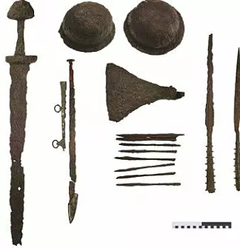 Her er noen av tingene som lå i graven. Sverd, skjold og 25 piler. (Bilde: Christer Åhlin, Swedish History Museum/Antiquity 2019)