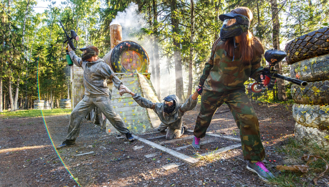 Å spille paintball sammen med kolleger har liten eller ingen effekt på samhandlingen på kontoret, ifølge forsker. (Illustrasjonsfoto: Vanoa2 / Shutterstock / NTB scanpix) Å spille paintball sammen med kolleger har liten eller ingen effekt på samhandlingen på kontoret, ifølge forsker. (Illustrasjonsfoto: Vanoa2 / Shutterstock / NTB scanpix)