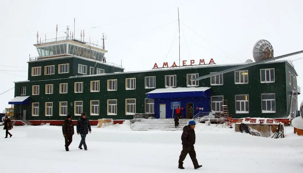 Bildet viser en liten flyplass som ligger i Nenetsia, et russisk distrikt. I dette området er forventet levealder for menn 57 år. Hva skyldes det? (Foto: Petr Gorbunov/Wikimedia commons CC BY-SA 4.0) Bildet viser en liten flyplass som ligger i Nenetsia, et russisk distrikt. I dette området er forventet levealder for menn 57 år. Hva skyldes det? (Foto: Petr Gorbunov/Wikimedia commons CC BY-SA 4.0)