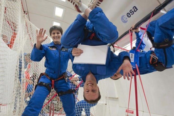 ESAs nye romfarer Matthias Maurer trener sammen med ESAs italienske romfarer Samantha Cristoforetti under vektløs flygning. (Foto: ESA) ESAs nye romfarer Matthias Maurer trener sammen med ESAs italienske romfarer Samantha Cristoforetti under vektløs flygning. (Foto: ESA)