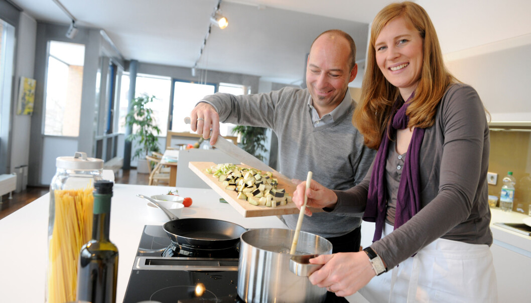 Felles interesser er en fordel for å holde sammen lenge. Men også visse genvarianter kan ha virkning på hvor fornøyd vi er i parforholdet, ifølge studie. (Foto: NTB/Scapix) Felles interesser er en fordel for å holde sammen lenge. Men også visse genvarianter kan ha virkning på hvor fornøyd vi er i parforholdet, ifølge studie. (Foto: NTB/Scapix)