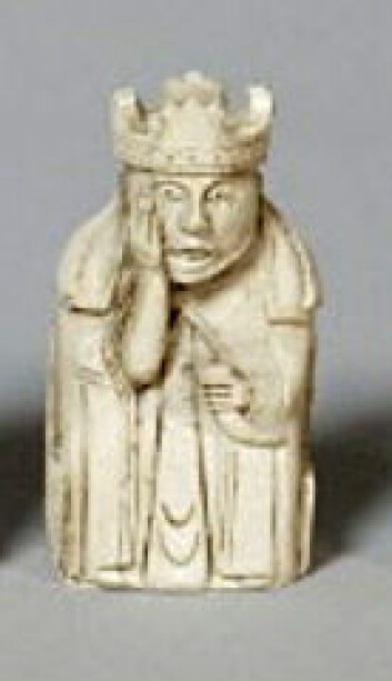 Noen av dronningfigurene i de gamle sjakkbrikkene fra Isle of Lewis har drikkehorn i hånden. Det var starten til forskerens interesse for drikkehorn. (Foto: National Museum of Island) Noen av dronningfigurene i de gamle sjakkbrikkene fra Isle of Lewis har drikkehorn i hånden. Det var starten til forskerens interesse for drikkehorn. (Foto: National Museum of Island)