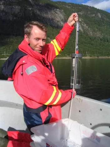 NIBIO-forsker Hallvard Jensen tar opp vannprøver i Fyresvatnet i Telemark. (Foto: Johnny Aketun)