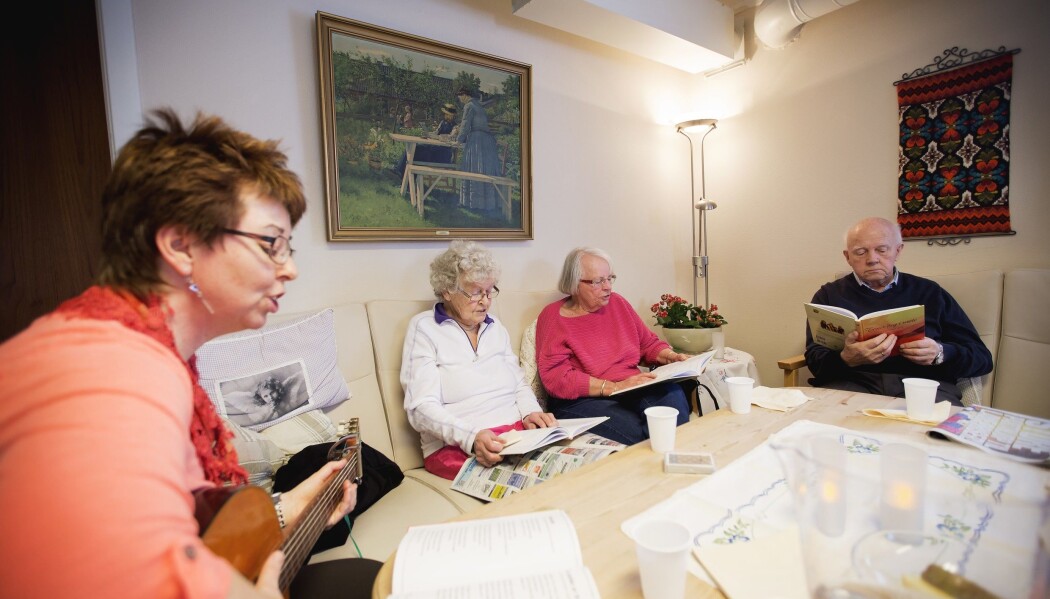 Rundt omkring i landet blir eldre aktivisert gjennom blant annet sang, høytlesning og samtaler. Dagtilbudet varierer fra kommune til kommune og bidrar til bedre livskvalitet for de eldre. (Foto: Martin Lundsvoll) Rundt omkring i landet blir eldre aktivisert gjennom blant annet sang, høytlesning og samtaler. Dagtilbudet varierer fra kommune til kommune og bidrar til bedre livskvalitet for de eldre. (Foto: Martin Lundsvoll)