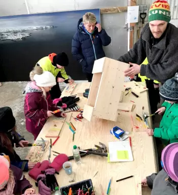 Barn bygger fuglekasser under festivalen Gullfest 2018. (Foto: Tormod Amundsen)