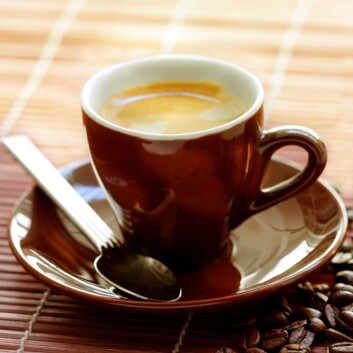 Kaffe er godt, men ikke nødvendigvis for magen. Mørkristet kaffe, som for eksempel espresso, er den mest skånsomme for magen. (Foto: Colourbox) Kaffe er godt, men ikke nødvendigvis for magen. Mørkristet kaffe, som for eksempel espresso, er den mest skånsomme for magen. (Foto: Colourbox)