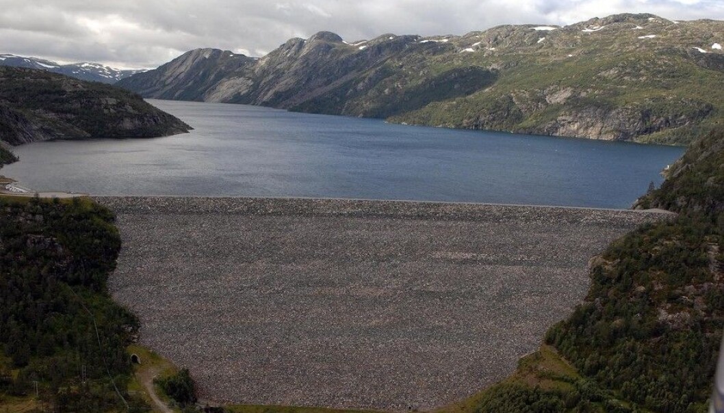 Å planlegge bruk av vannreservoarer er en uhyre kompleks operasjon. Nå vil forskere at datamaskiner selv skal lage modellene ved å prøve og feile. Bildet er fra Vatnedalsdammen. (Foto: Agder Energi) Å planlegge bruk av vannreservoarer er en uhyre kompleks operasjon. Nå vil forskere at datamaskiner selv skal lage modellene ved å prøve og feile. Bildet er fra Vatnedalsdammen. (Foto: Agder Energi)