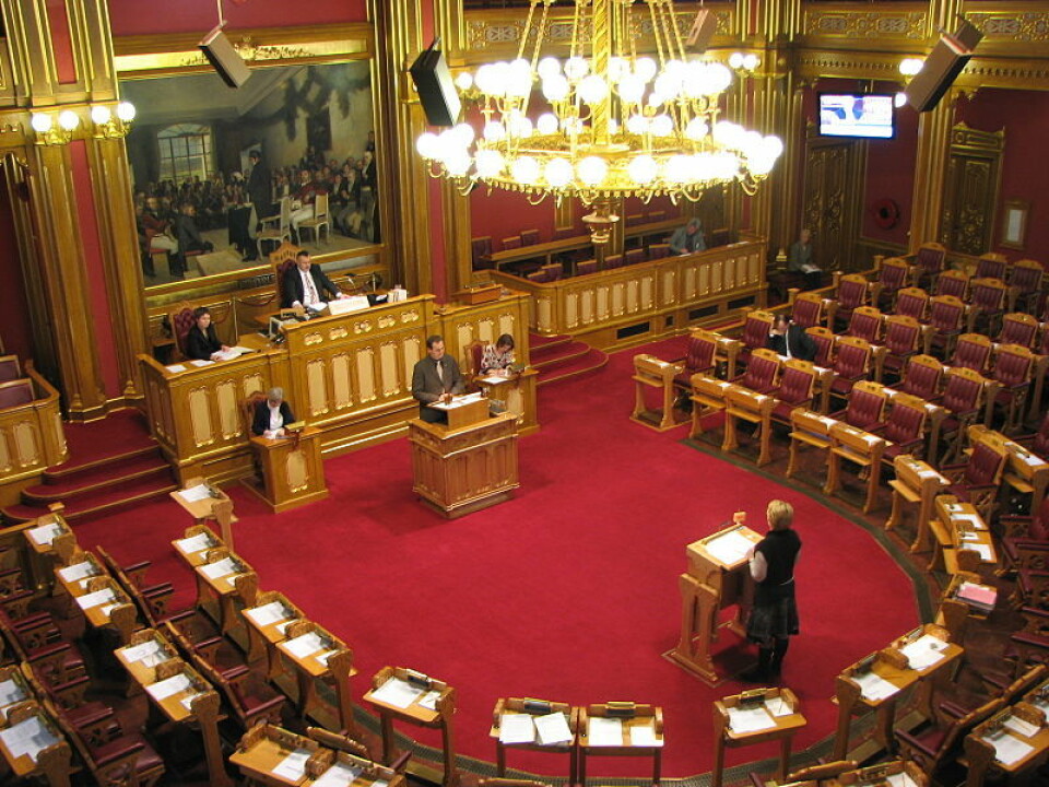 Spørretimen i Stortinget 22. november 2002, Olje og energiminister Åslaug Haga (Sp) svarer på spørsmål fra Ketil Solvik-Olsen (FrP) (Foto: Lars Røed Hansen/ Wikimedia Commons)