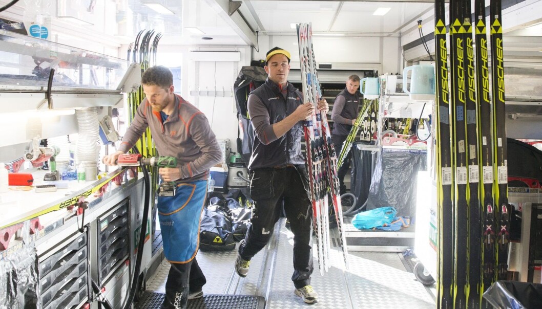 Smørerne Tord Hegdahl (t.v.) og Stein Olav Snesrud i full aktivitet på innsiden av smørebussen til landslaget på ski. Det blir mange ski når hver utøver har mellom 20 - 50 par ski. (Foto: Berit Roald / NTB scanpix) Smørerne Tord Hegdahl (t.v.) og Stein Olav Snesrud i full aktivitet på innsiden av smørebussen til landslaget på ski. Det blir mange ski når hver utøver har mellom 20 - 50 par ski. (Foto: Berit Roald / NTB scanpix)