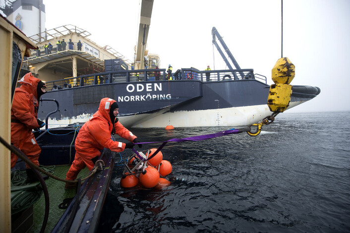 Forskere jobber med å sette ut forankrete sonarer. De skal logge data topografien av isens underside. (Foto: Øyvind Hagen, Statoil) Forskere jobber med å sette ut forankrete sonarer. De skal logge data topografien av isens underside. (Foto: Øyvind Hagen, Statoil)