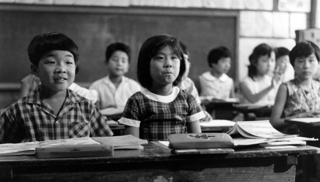 Amerikanske forskere mottok 44 vitenskapelige nobelpriser i løpet av 1990-tallet. Det store flertallet gikk til folk av vestlig avstamning, bare én mottaker stammet fra Japan. Her japanske skolebarn på femtitallet. (Foto: Kurt Schraudenbach, Sueddeutsche Zeitung, NTB scanpix) Amerikanske forskere mottok 44 vitenskapelige nobelpriser i løpet av 1990-tallet. Det store flertallet gikk til folk av vestlig avstamning, bare én mottaker stammet fra Japan. Her japanske skolebarn på femtitallet. (Foto: Kurt Schraudenbach, Sueddeutsche Zeitung, NTB scanpix)