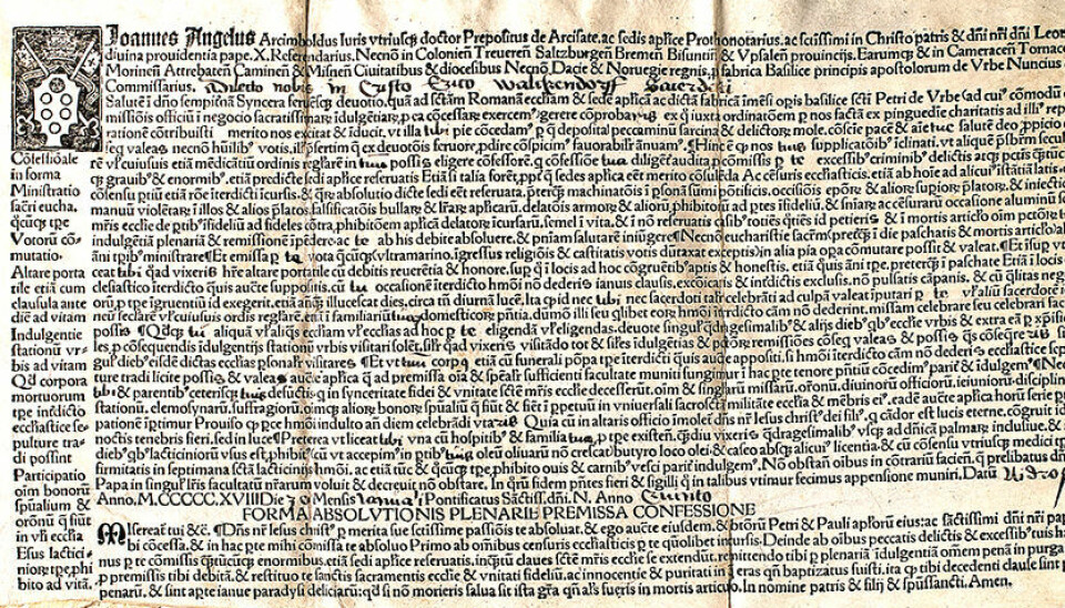 Utsnitt av avlatsbrev utstedt til erkebiskop Erik Walkendorf i Nidaros i 1518. Det var trolig et identisk avlatsbrev som var festet til seglet som ble funnet i graven i Alstahaug. (Foto: Riksarkivet, Oslo)
