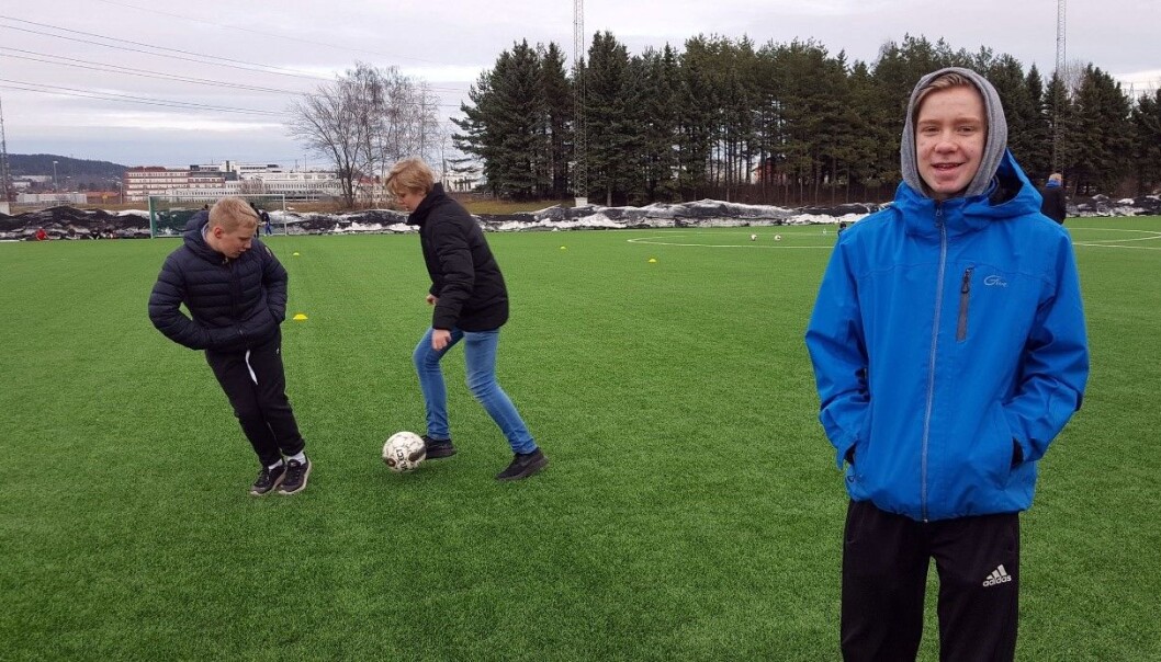 Ole-Jørgen Aarhoug, Sondre Gudmundsønn Wisløff og Eivind Ra har tatt turen til Valle med en ball lørdag ettermiddag. De vil fortsette med idrett så lenge det er gøy. (Foto: Nina Eriksen) Ole-Jørgen Aarhoug, Sondre Gudmundsønn Wisløff og Eivind Ra har tatt turen til Valle med en ball lørdag ettermiddag. De vil fortsette med idrett så lenge det er gøy. (Foto: Nina Eriksen)