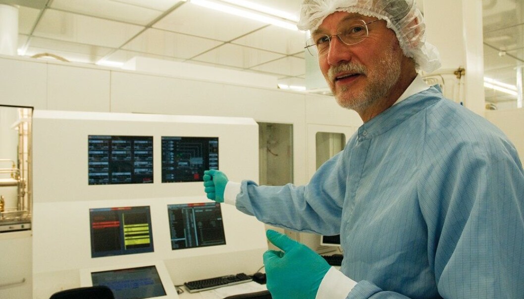 Bengt Svensson lager nå fremtidens solceller av nanomaterialer som skal fange opp både det røde og det blå spekteret fra sollyset. Da kan effektiviteten dobles. Solcellene skal dessuten bli miljøvennlige og bare lages av materialer som det finnes mye av på Jorda. (Foto: Yngve Vogt) Bengt Svensson lager nå fremtidens solceller av nanomaterialer som skal fange opp både det røde og det blå spekteret fra sollyset. Da kan effektiviteten dobles. Solcellene skal dessuten bli miljøvennlige og bare lages av materialer som det finnes mye av på Jorda. (Foto: Yngve Vogt)
